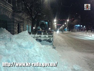 Комунальники розпочали вивезення снігу з магістралей міста у 